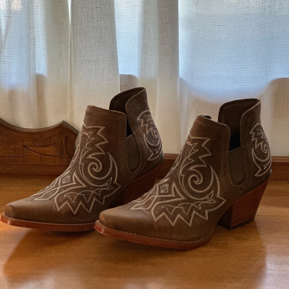 Durango Cowgirl Boots in Coffee color